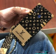 کاور لویس ویتون صندوقی طلایی بند دار LV مناسب برای شیائومی نوت 8 پرو